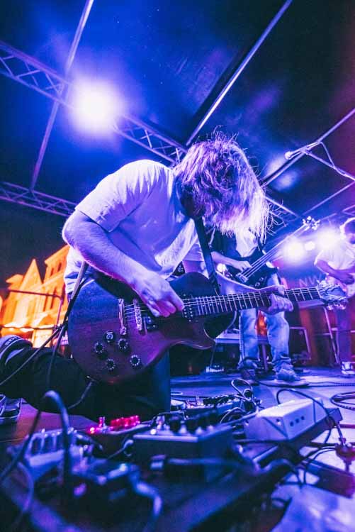 Gitarrist der Oldenburger Stoner Rock Band DuneGazer live in Action auf der NWZ Bühne beim Stadtfest 2024 in Oldenburg